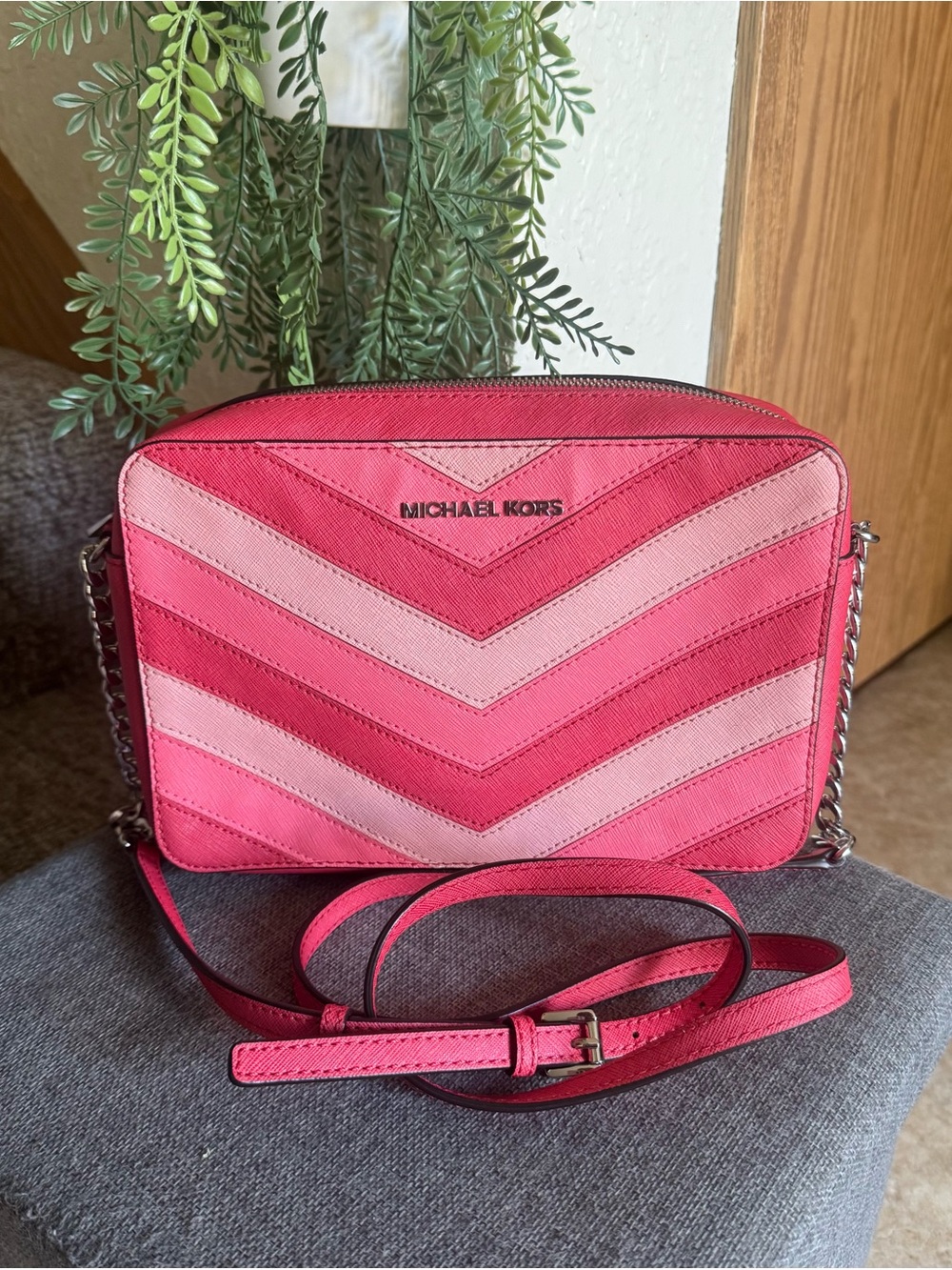 Michael Kors Pink Chevron Jet Set Leather East West Crossbody Bag Medium